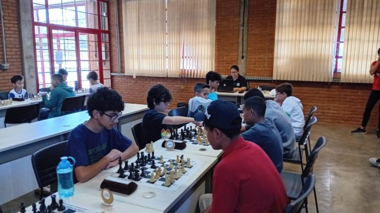 Cerca de 2 mil estudantes da rede municipal participam dos Festivais de Atletismo, Xadrez e Tênis de Mesa neste fim de semana
