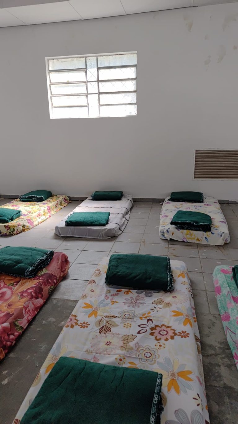 Prefeitura de Goiânia instala abrigo emergencial e acolhe 11 pessoas já na primeira noite