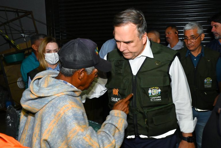 Prefeito Sandro Mabel participa de abordagem social e entrega de cobertores a pessoas em situação de rua