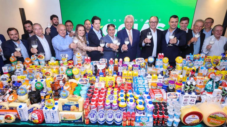 Governo de Goiás recebe doação de 60 mil litros de leite