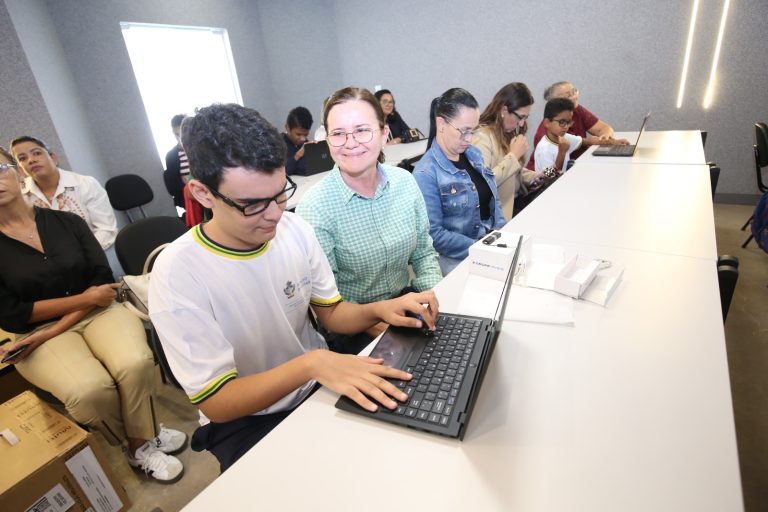 Governo de Goiás entrega notebooks adaptados para estudantes com deficiência visual