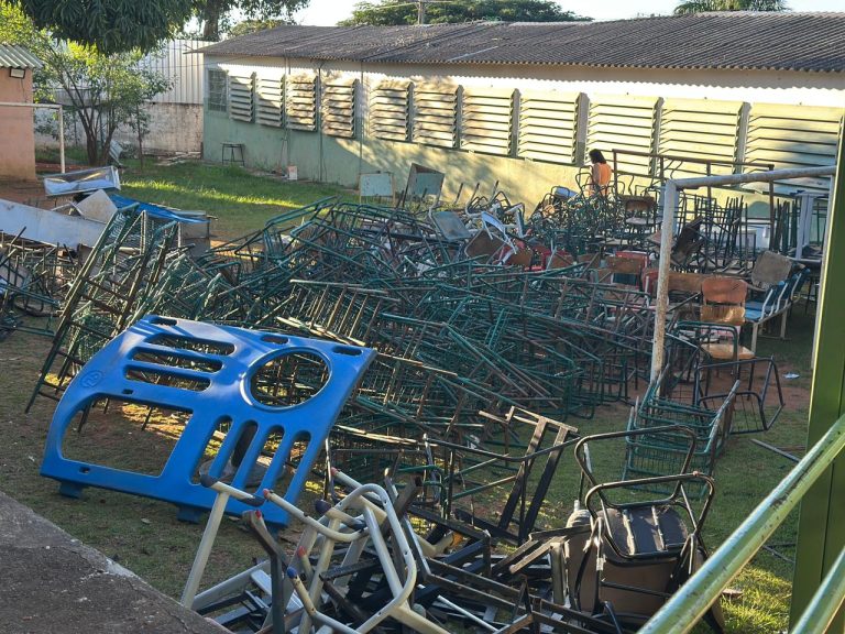 Educação retira mais de 25 toneladas de objetos inservíveis das unidades educacionais de Goiânia