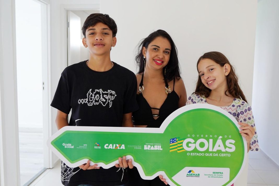 Governo de Goiás e Ministério das Cidades entregam chaves de apartamentos a 540 famílias em Goiânia