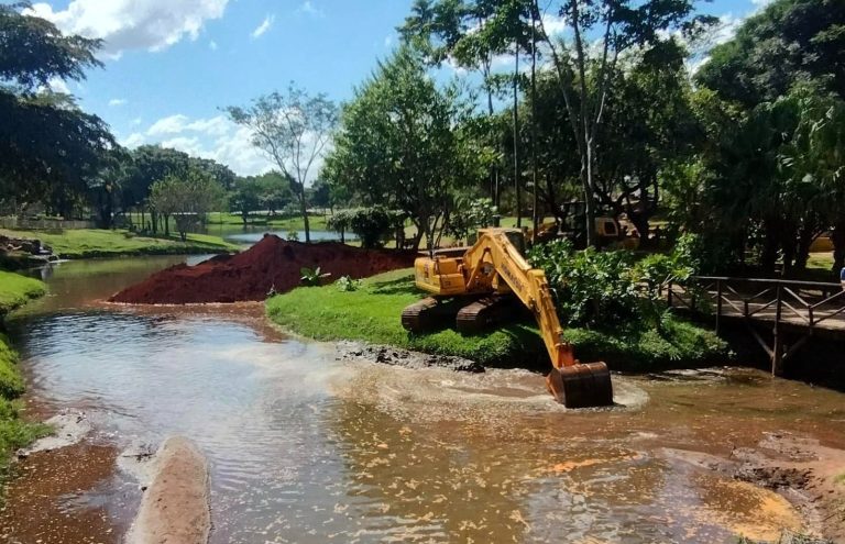 Amma realiza desassoreamento do lago secundário no Parque Cascavel com apoio de maquinário pesado