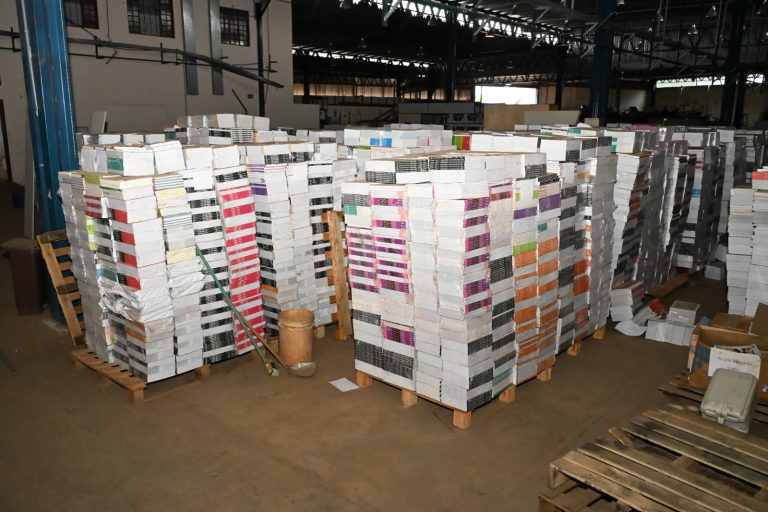 Educação faz doação de mais de 200 mil livros que estavam em galpão alugado