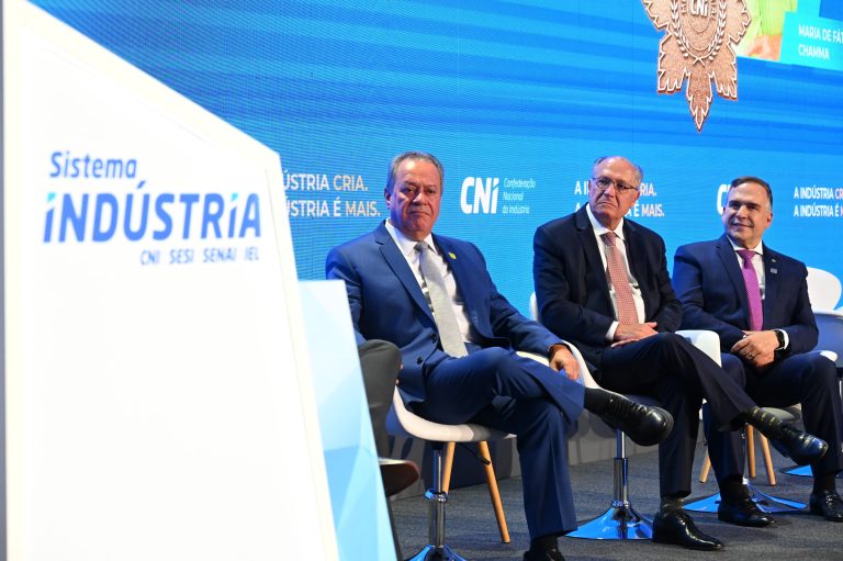 Sandro Mabel participa de entrega da Ordem do Mérito Industrial em Brasília