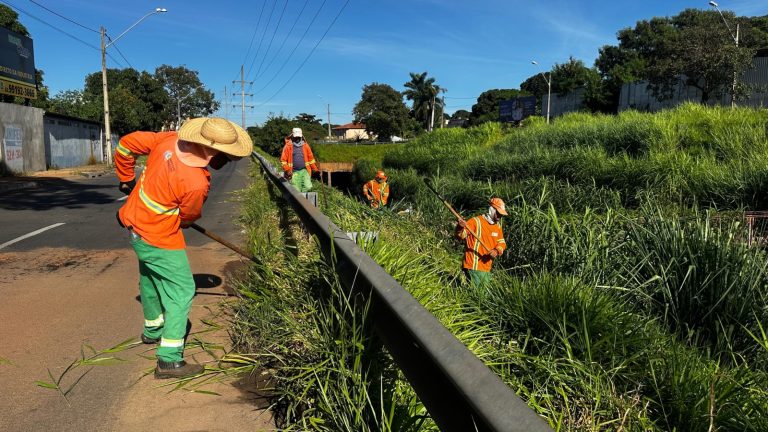 Comurg faz retirada de lixo e roçagem de mato alto nos córregos Cascavel, Botafogo e Capim Puba