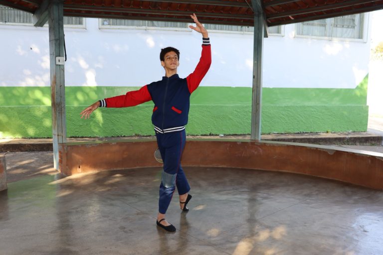Estudante de Escola Municipal fica em segundo lugar em evento internacional de ballet