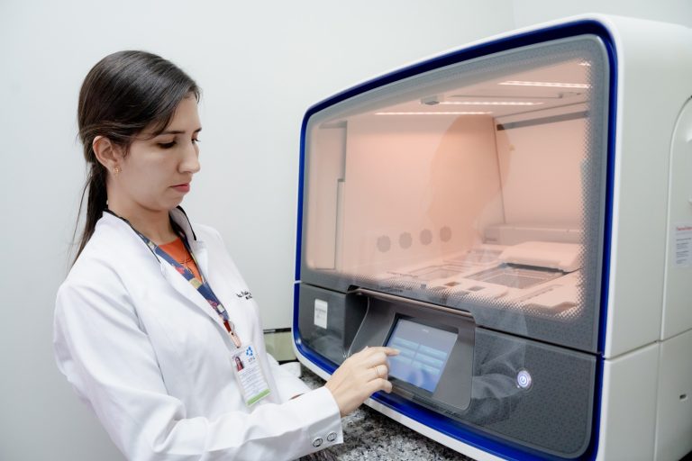 Goiás lidera iniciativa pioneira com exames genéticos para prevenção do câncer de mama e ovário pelo SUS
