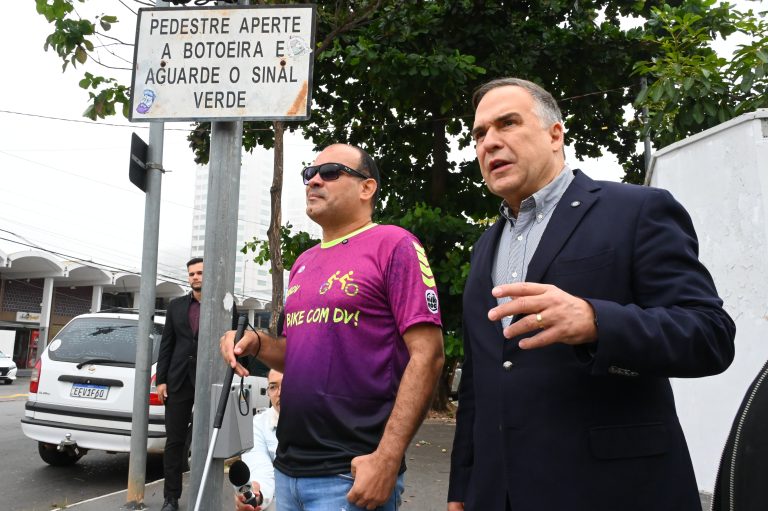 Prefeito Sandro Mabel entrega 52 botoeiras sonoras para garantir acessibilidade a pessoas com deficiência visual