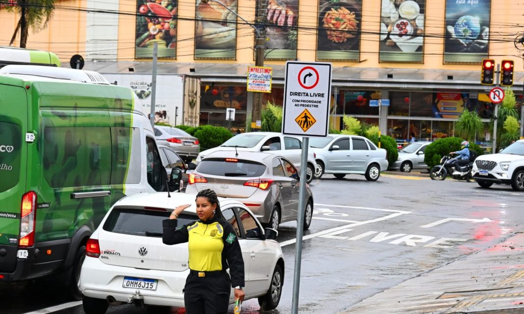 SET reforça regras para garantir segurança em conversões com sinal vermelho em Goiânia