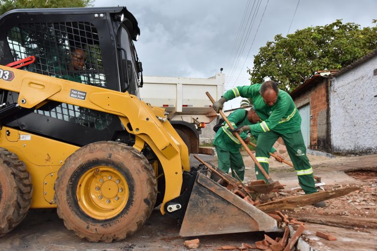 Gestão Vilela reforça limpeza urbana e recolhe mais de 15 mil toneladas de entulho em Aparecida