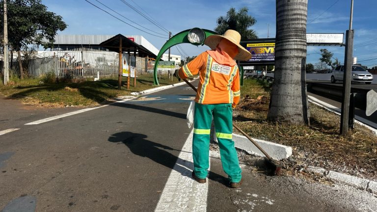 Comurg faz limpeza e manutenção no trecho urbano da Rodovia dos Romeiros