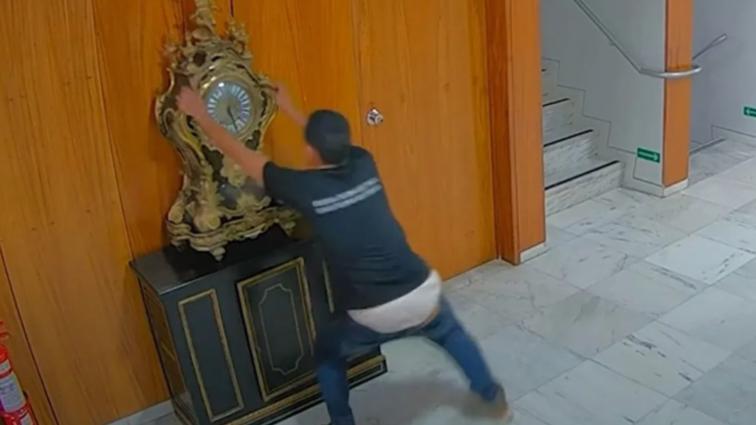 Moraes manda homem que quebrou relógio no 8 de janeiro de volta à prisão