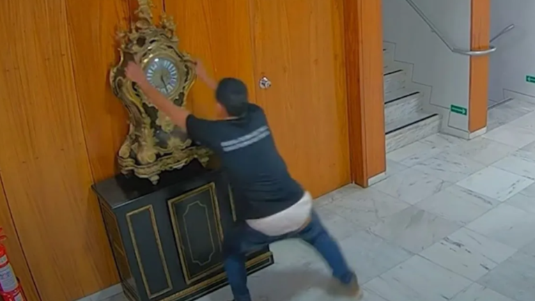 Moraes manda homem que quebrou relógio no 8 de janeiro de volta à prisão