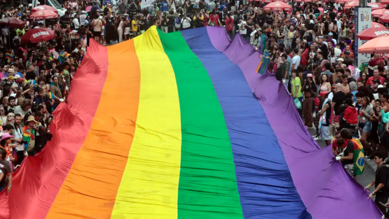 Entre glitter e leques, Parada LGBT+ de SP celebra o direito de envelhecer com orgulho