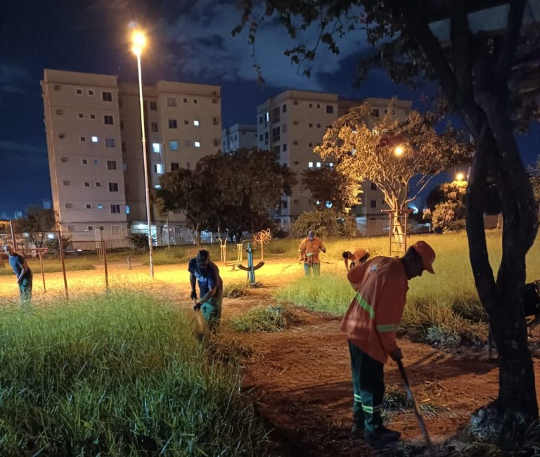 Comurg realiza paisagismo no período noturno em praças e rotatórias de Goiânia
