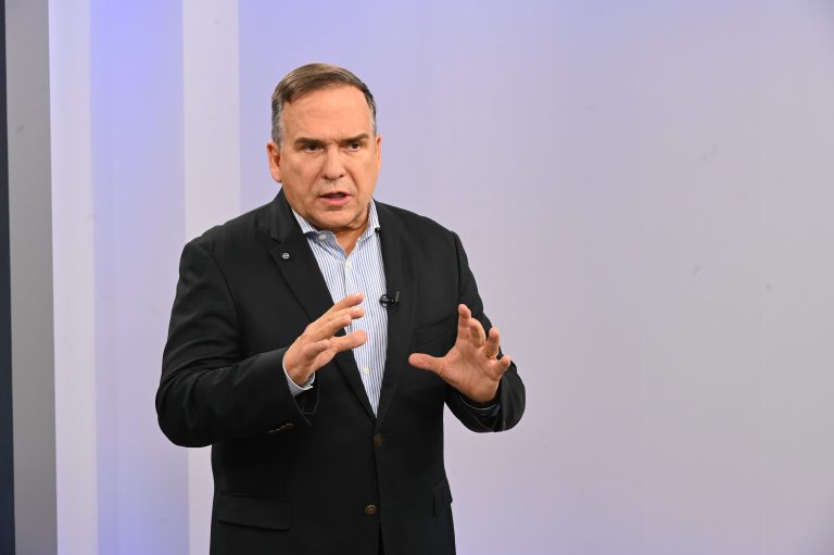 Prefeito Sandro Mabel anuncia regulamentação sobre uso de celular no trânsito em Goiânia