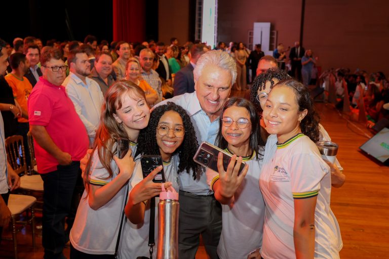 “Não existe cidadania plena com analfabetismo”, diz Caiado durante premiação a escolas