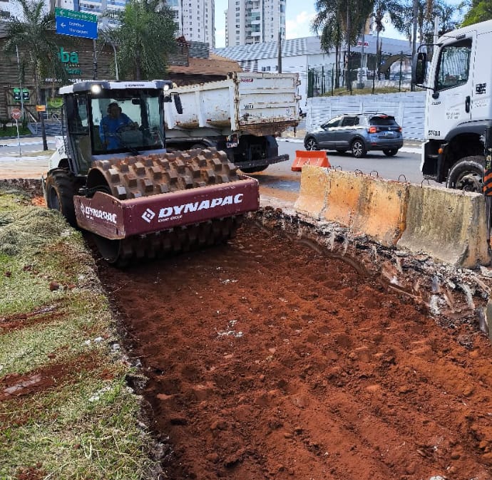 Seinfra alarga pista na Avenida Jamel Cecílio e Rua 69 no Jardim Goiás