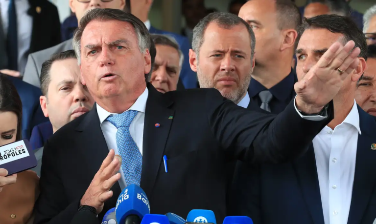 Bolsonaro e mais sete sentam hoje no banco de réus do plano de golpe