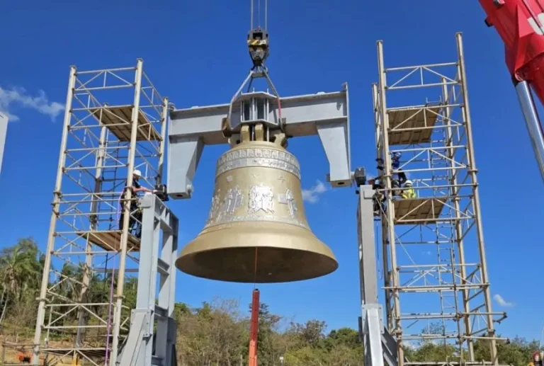 Maior sino do mundo é instalado em Trindade e badalará pela primeira vez durante Romaria