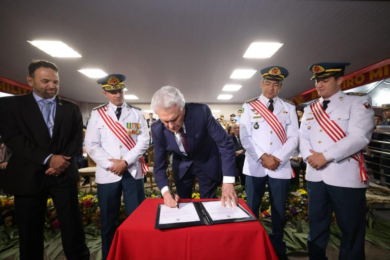 Caiado anuncia promoção de 650 profissionais na celebração pelo Dia Nacional dos Bombeiros