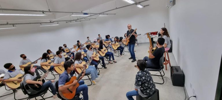 Governo de Goiás oferece 624 vagas gratuitas em cursos de teatro e violão em nove cidades
