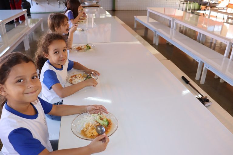 Prefeito Sandro Mabel destina mais de R$ 10 milhões para alimentação escolar