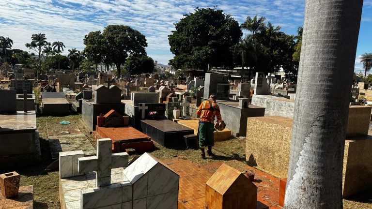 Prefeitura de Goiânia inicia limpeza e manutenção nos cemitérios Santana e Parque