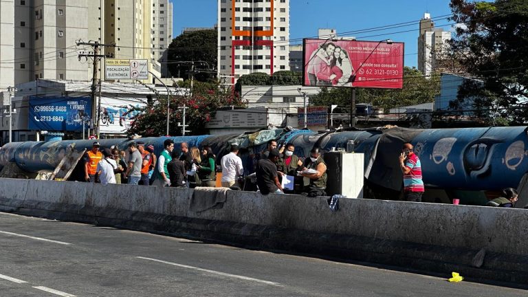 Prefeitura de Goiânia leva atendimento social a pessoas em situação de rua na ponte da Rua 10, no Setor Universitário