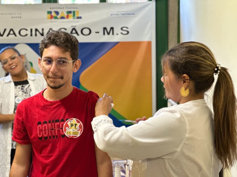 Prefeitura de Goiânia oferta vacinação e testagem de ISTs em Congresso da UNE