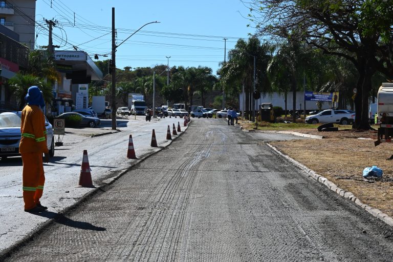 Moradores do Jardim Guanabara comemoram obras de reestruturação asfáltica na Avenida Vera Cruz: “vai ficar um tapete”