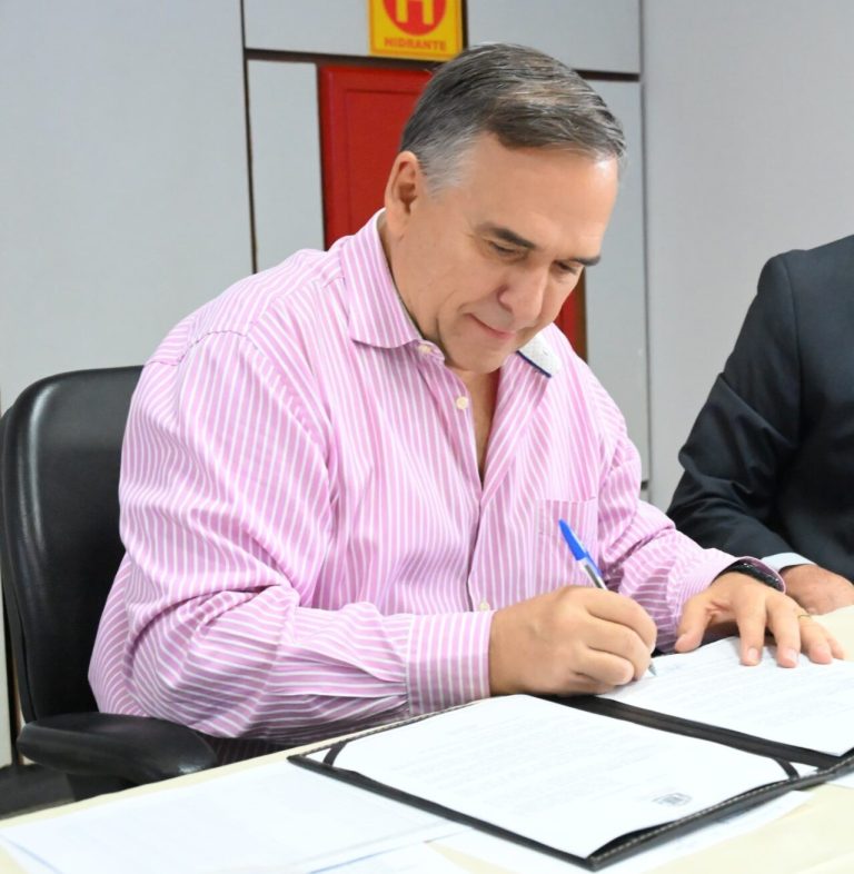 Mabel sanciona lei que eleva piso dos professores e garante bônus para 6 mil servidores administrativos da Educação