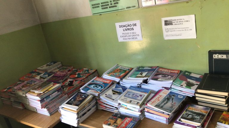 Biblioteca Municipal Cora Coralina faz doação de livros literários à população