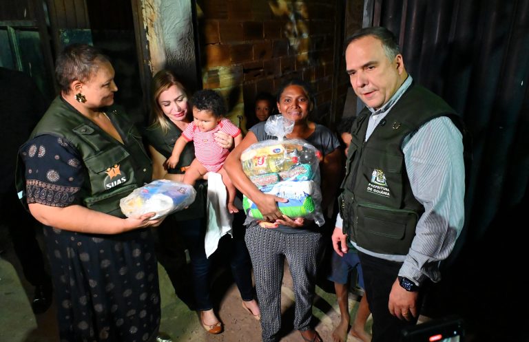 Sandro Mabel entrega 100 cestas de alimentos a famílias em situação de vulnerabilidade do Jardim Novo Mundo