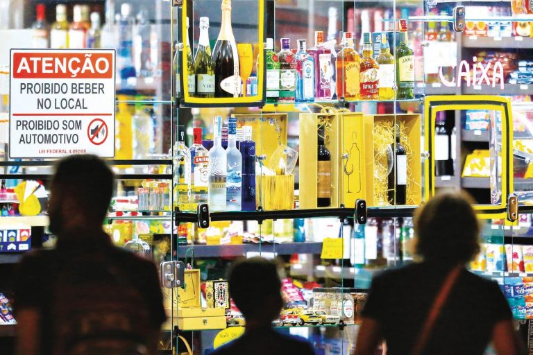 Câmara de Goiânia aprova regulação do horário de funcionamento de distribuidoras de bebidas