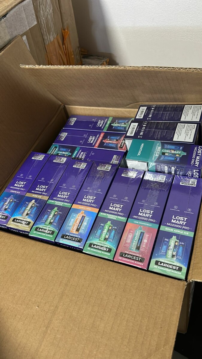 PCGO prende duas pessoas que mantinham depósito clandestino com R$ 100 mil em cigarros eletrônicos, em Goiânia