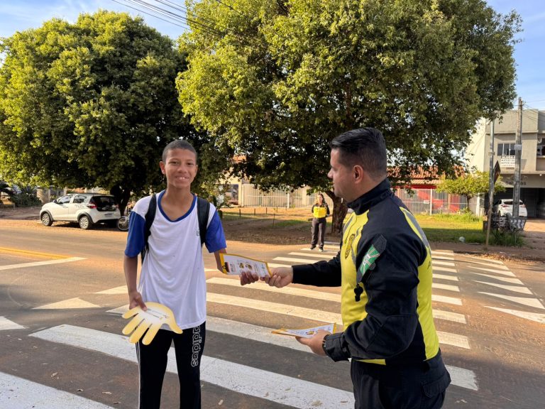 Prefeitura de Goiânia realiza ação educativa em porta de escolas sobre segurança no trânsito