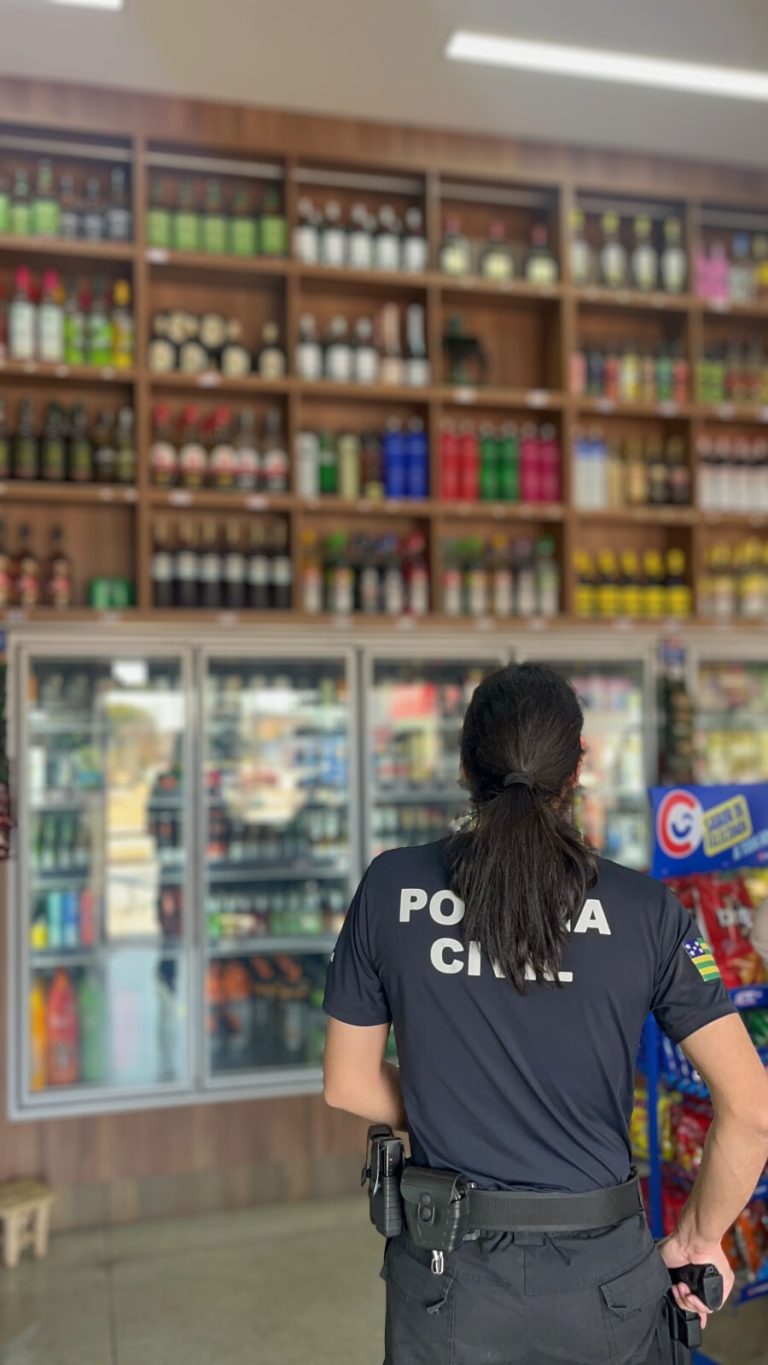 Polícia Civil de Goiás apreende bebidas adulteradas em distribuidora de Goianira
