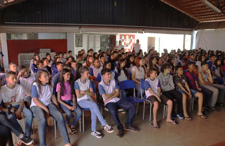 Escolas municipais de Goiânia recebem incentivo para fortalecer ensino de adolescentes