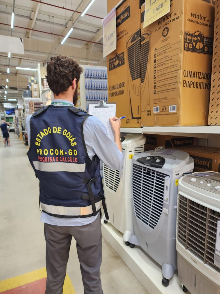 Procon Goiás encontra variação de até 162% nos preços de produtos usados para aliviar o calor