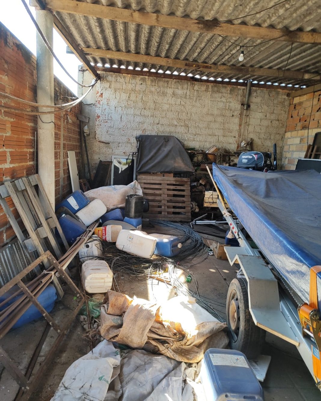 PCGO cumpre mandado de busca em ponto de reciclagem suspeito de receptação de cabos furtados em Caldas Novas