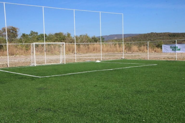 Governo de Goiás entrega campos de gramado sintético no Nordeste Goiano