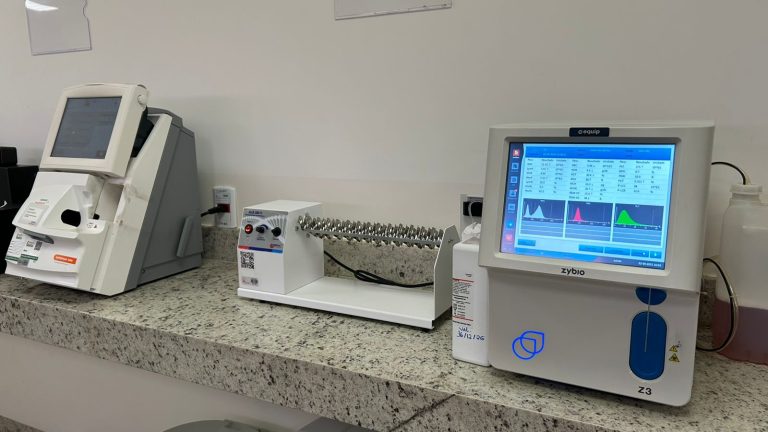 Hospital Célia Câmara inaugura laboratório próprio e reduz tempo de exames para 30 minutos 