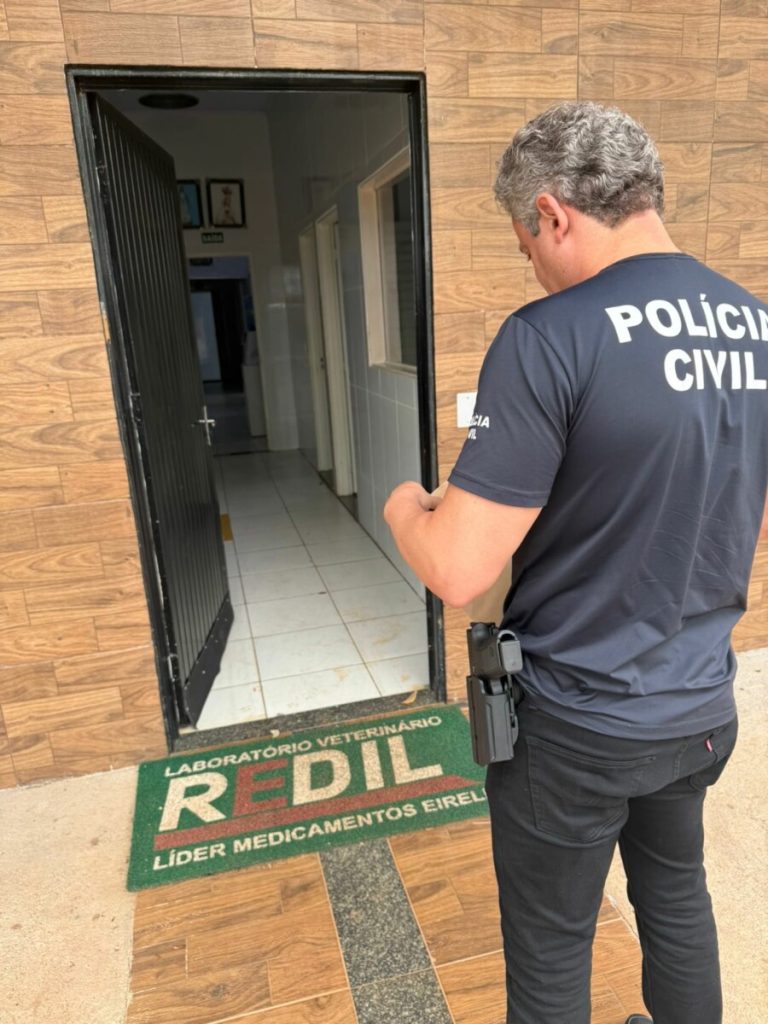 Polícia Civil apreende mais de 2 mil frascos de medicamento veterinário clandestino em Trindade 