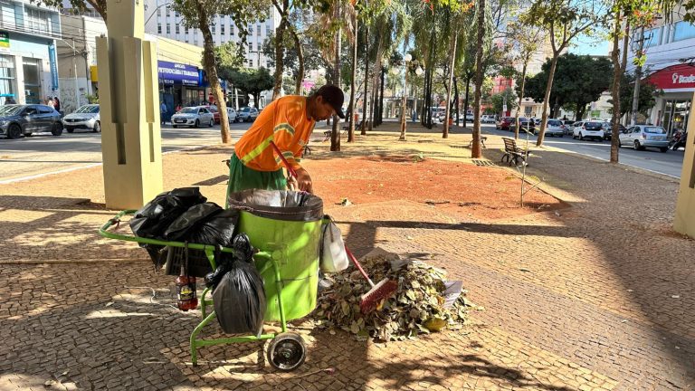Comurg garante varrição manual em mais de 600 bairros de Goiânia com apoio de 38 bases