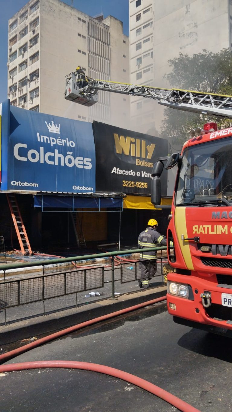 Bombeiros combatem incêndio em loja de colchões no Setor Central de Goiânia