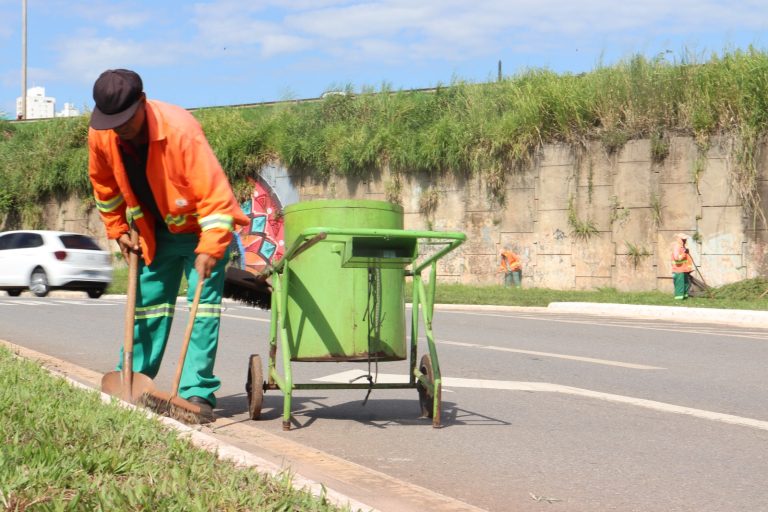 Comurg reforça limpeza manual das ruas de Goiânia com mais de mil servidores nesta segunda (22)