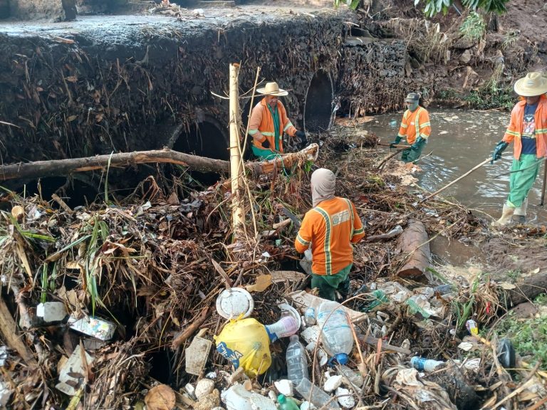 Prefeitura de Goiânia retira mais de 100 toneladas de lixo da Marginal Botafogo após temporal 